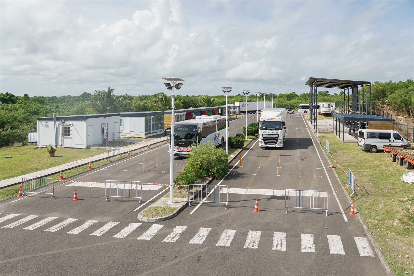 Camion et véhicules-écoles sur la piste de CAFCA Énergie en Guadeloupe